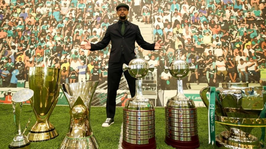 Felipe Melo posa com os títulos conquistados no Palmeiras - Reprodução/Palmeiras