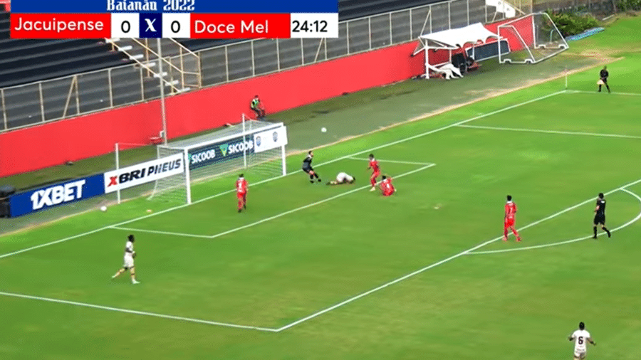 O atacante Jeam marcou o gol da vitória da Jacuipense contra o Doce Mel após a bola pegar impulso em seu pé e encobrir o goleiro enquanto estava caído - Reprodução/YouTube