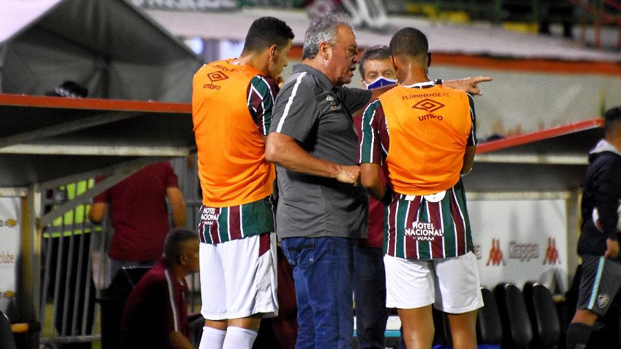 Abel Braga, técnico do Fluminense, dá instruções aos jogadores durante o duelo com o Audax - Mailson Santana/Fluminense FC