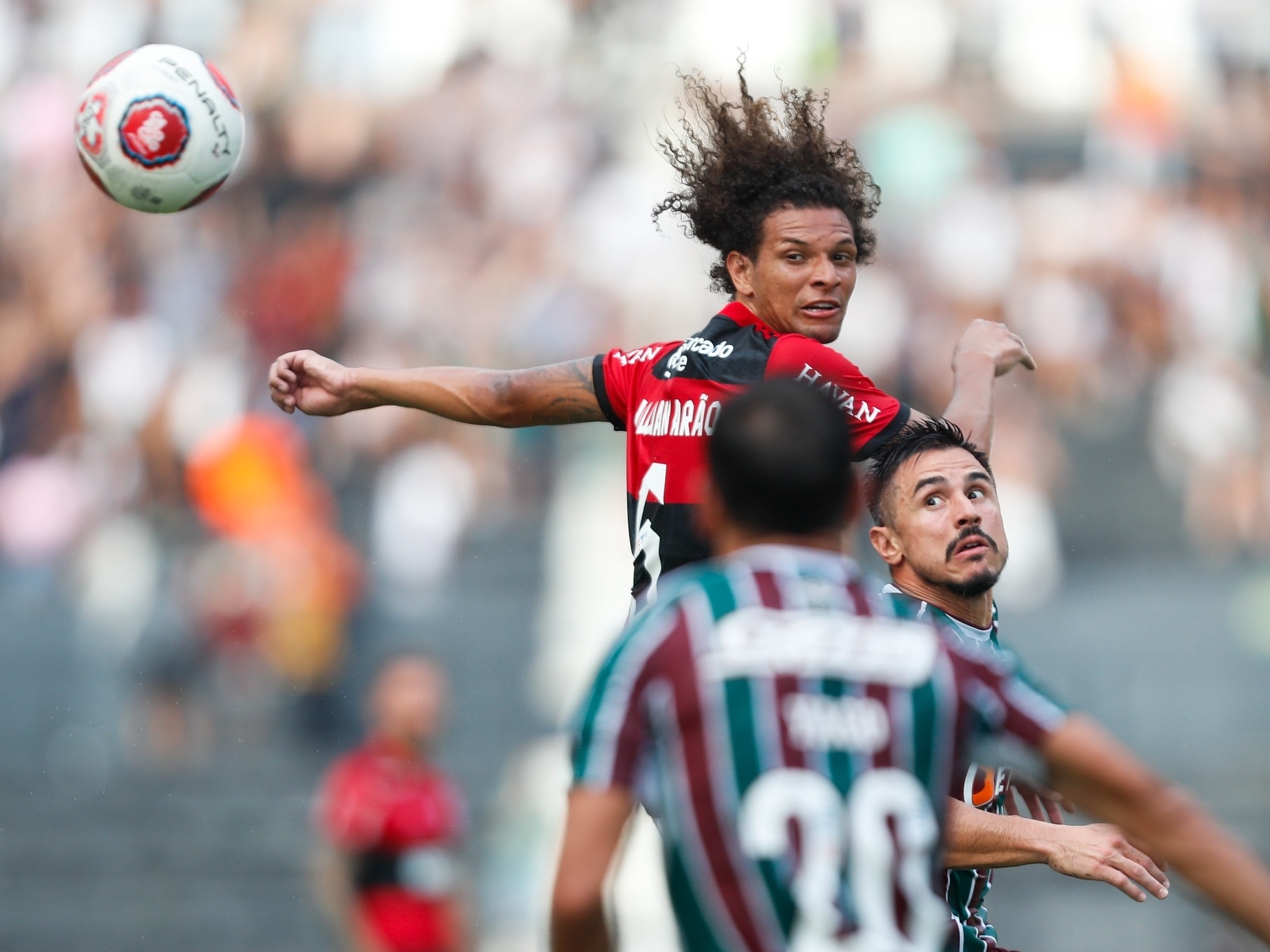 Fluminense marca no fim e vence Flamengo em clássico de muita confusão -  06/02/2022 - UOL Esporte