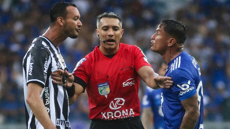 Edu, do Cruzeiro, e Réver, do Atlético-MG, discutem na final do Campeonato Mineiro 2022 - Fernando Moreno/AGIF