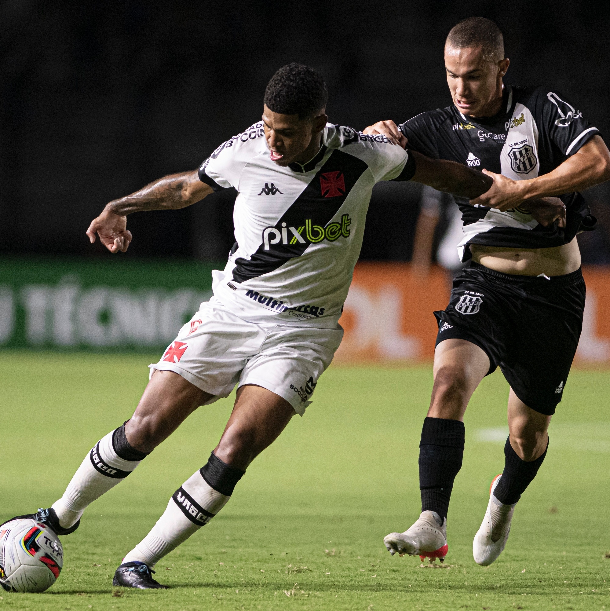 Vasco supera Ponte Preta, vence 1ª na Série B e põe fim a jejum