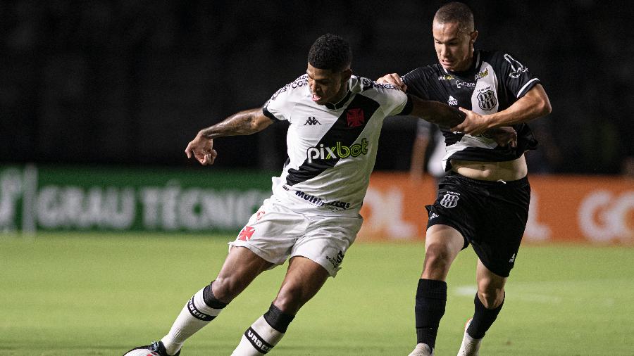  Raniel, do Vasco, disputa lance com Amaral, da Ponte Preta, durante partida pela Série B do Brasileirão - Jorge Rodrigues/AGIF