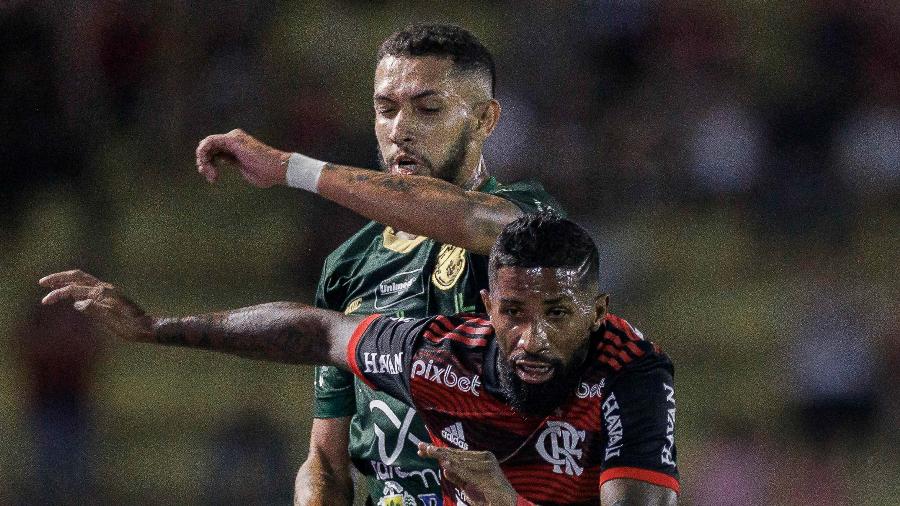 Rodinei em ação pelo Flamengo na partida contra o Altos-PI, pela Copa do Brasil - AGIF