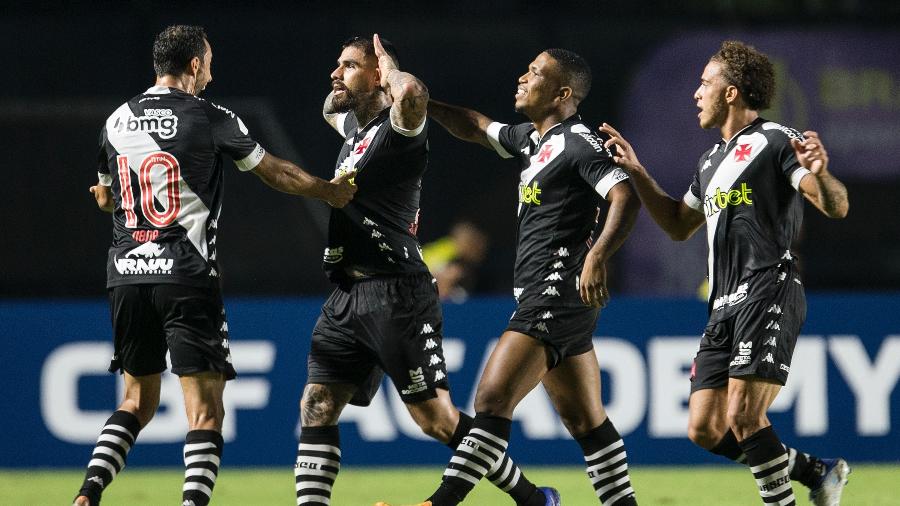 Quintero comemora seu gol pelo Vasco sobre o Operário na vitória cruzmaltina por 3 a 0 na Série B - Daniel Ramalho / Vasco