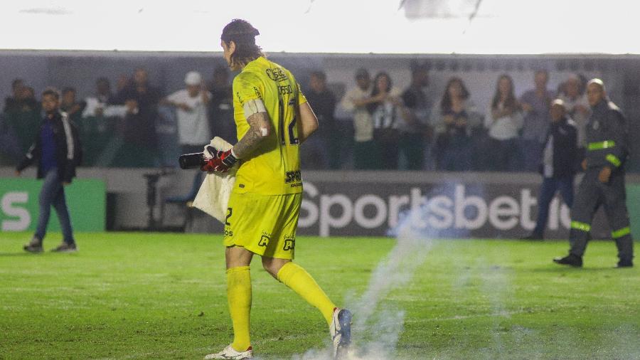 Cássio se afasta do gol após torcedores do Santos arremessarem sinalizadores e bombinhas em sua direção - Fernanda Luz/Agif