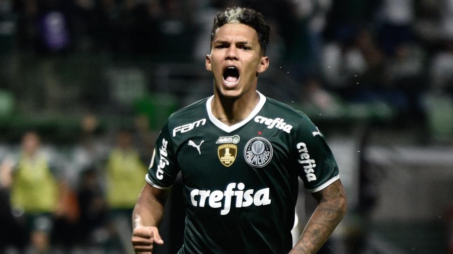 Gabriel Veron celebra gol marcado pelo Palmeiras na partida diante do Cuiabá, válida pelo Campeonato Brasileiro - RONALDO BARRETO/THENEWS2/ESTADÃO CONTEÚDO