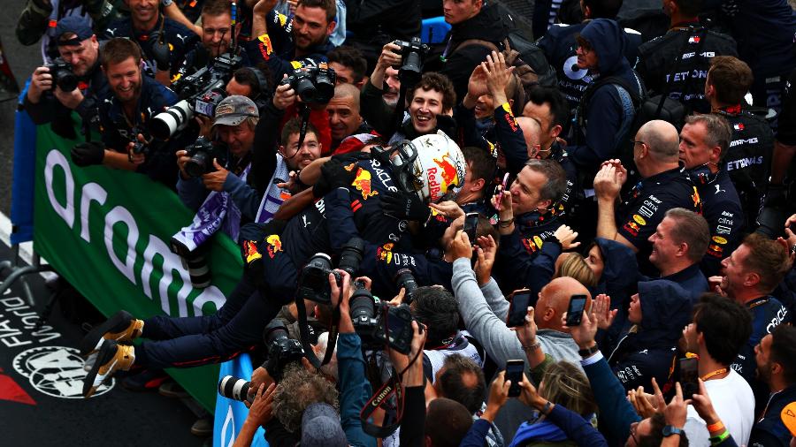 Max Verstappen comemora a vitória no GP da Hungria com integrantes da Red Bull - Mark Thompson/Getty Images