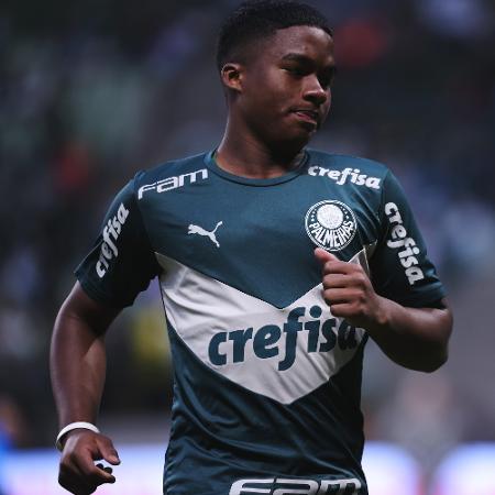 Endrick no aquecimento de Palmeiras x Santos, jogo do Campeonato Brasileiro - Ettore Chiereguini/AGIF