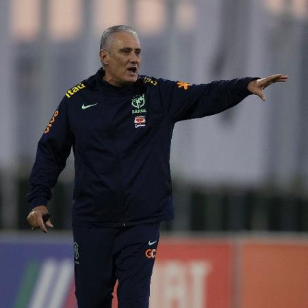 Tite durante o treino desta quarta-feira (16) da seleção: orientações a todo momento - Lucas Figueiredo/CBF