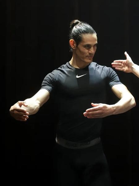 Edinson Cavani, durante ensaio de balé em Montevidéu, dois anos atrás - Getty Images