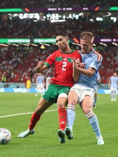 Hakimi, do Marrocos, disputa lance com o espanhol Dani Olmo: Espanha foi eliminada por falta de contundência ofensiva - James Williamson - AMA/Getty Images
