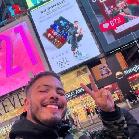 DJ Ronald teve seu trabalho divulgado no telão da Times Square, em Nova York - Reprodução/Instagram