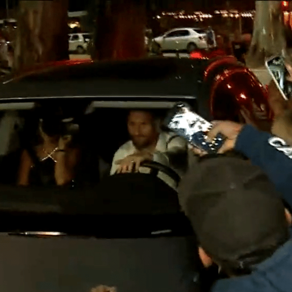 Messi teve o carro parado por torcedores enquanto chegava à festa da sobrinha, na Argentina