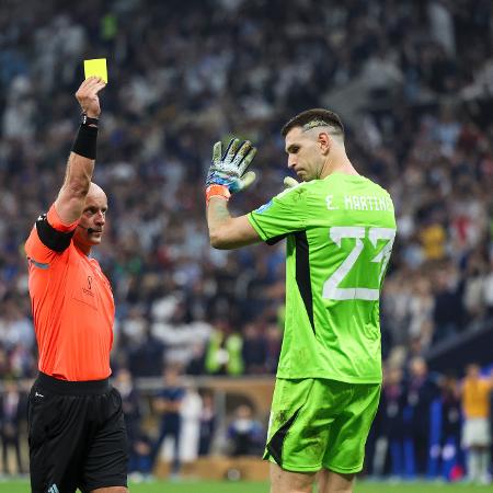 Dibu Martínez recebe cartão amarelo pro provocações na final da Copa, entre Argentina e França - Maja Hitij - FIFA/FIFA via Getty Images