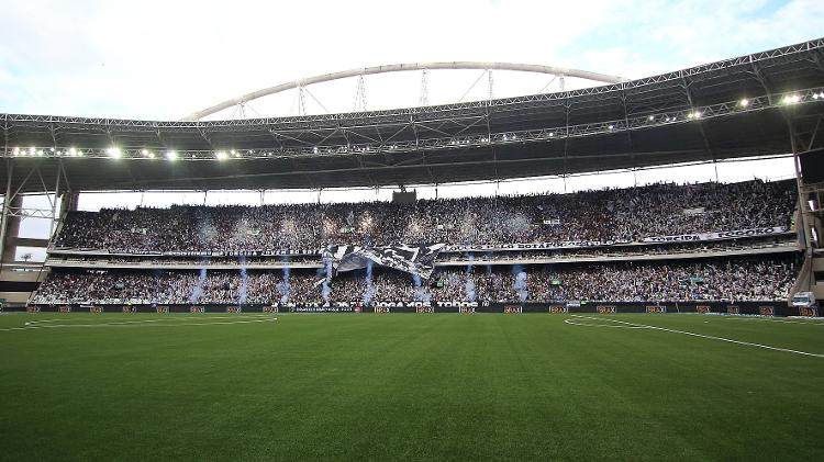 Gramado do Nilton Santos no Botafogo x Coritiba pelo Brasileirão