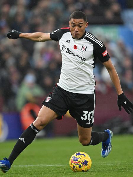 Carlos Vinicius, atacante do Fulham, é alvo de clubes brasileiros no mercado da bola
