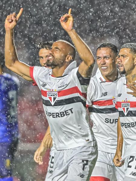 Lucas Moura, do São Paulo, comemora gol contra o Santo André no Campeonato Paulista