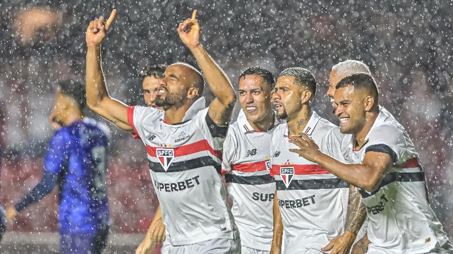 Lucas Moura, do São Paulo, comemora o seu gol contra o Santo André 