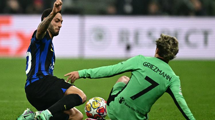 Çalhanoglu e Griezmann disputam a bola em duelo entre Inter x Atlético de Madri