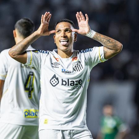 Otero, do Santos, comemora seu gol contra o Palmeiras, no jogo de ida da final do Paulistão