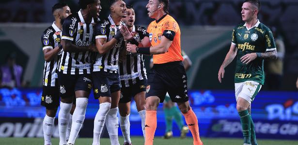 Penálti discutível no clássico Palmeiras x Santos divide opiniões na imprensa esportiva.