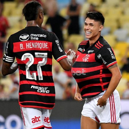 Luiz Araújo e Bruno Henrique festejam gol do Flamengo sobre o São Paulo em jogo do Campeonato Brasileiro
