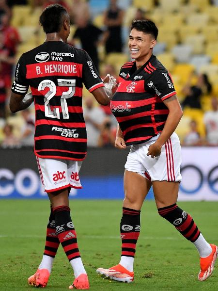 Luiz Araújo e Bruno Henrique festejam gol do Flamengo sobre o São Paulo em jogo do Campeonato Brasileiro