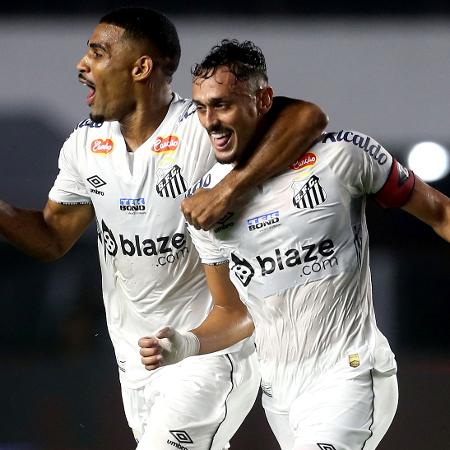 Pituca comemora gol do Santos sobre o Guarani em confronto da Série B - GUILHERME DIONíZIO/CÓDIGO19/ESTADÃO CONTEÚDO