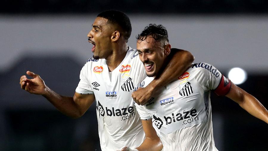 Pituca comemora gol do Santos sobre o Guarani em confronto da Série B