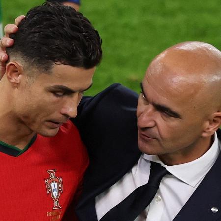 Cristiano Ronaldo é consolado pelo técnico Roberto Martinez após eliminação de Portugal na Eurocopa 2024