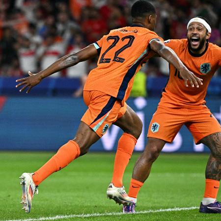 Dumfries e Depay comemoram gol da Holanda durante partida contra Turquia na Eurocopa - JAVIER SORIANO / AFP