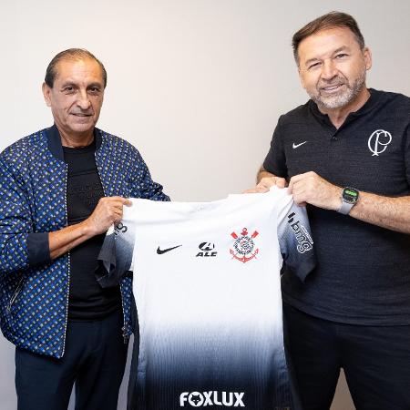 Ramón Díaz assinou com o Corinthians até o fim de 2025