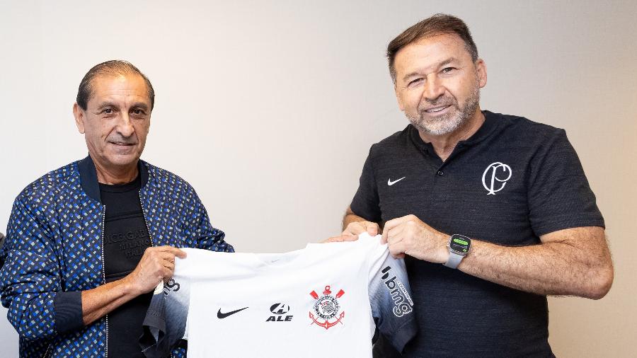 O técnico Ramón Díaz com Augusto Melo, presidente do Corinthians