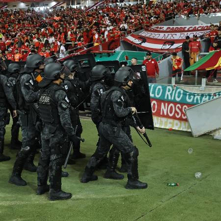 Policiais tentam conter tumulto em meio à torcida do Internacional no Beira-Rio - ROBERTO VINÍCIUS/AGAFOTO/ESTADÃO CONTEÚDO