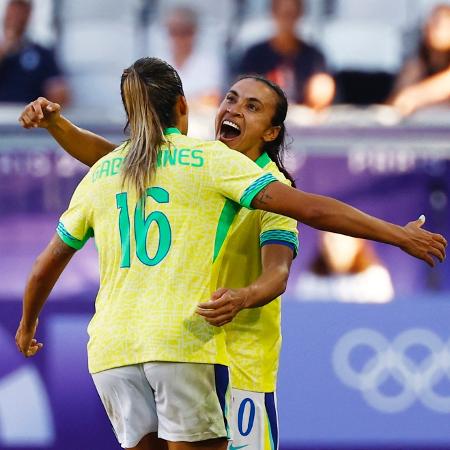 Marta e Gabi Nunes comemoram gol da seleção brasileira diante da Nigéria nas Olimpíadas