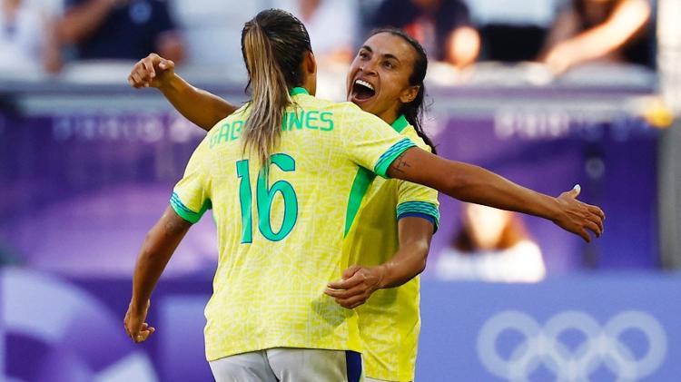 Marta e Gabi Nunes comemoram gol da seleção brasileira diante da Nigéria nas Olimpíadas