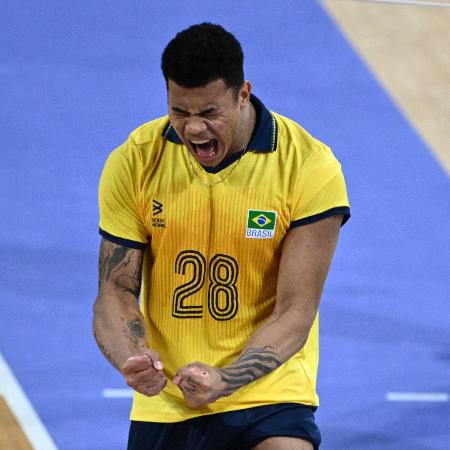 Darlan comemora ponto durante Brasil x Itália, no vôlei masculino das Olimpíadas de Paris