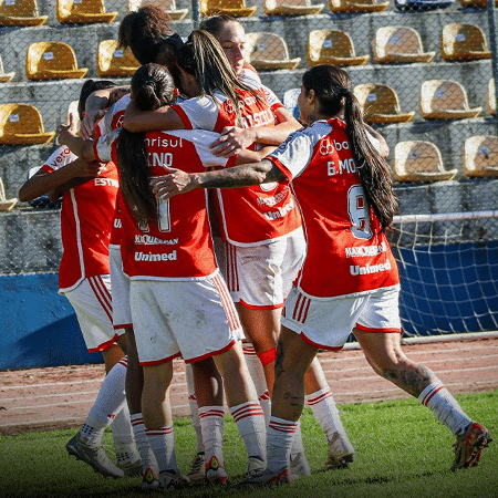 Jogadoras do Internacional comemoram gol diante do Santos no Brasileirão feminino