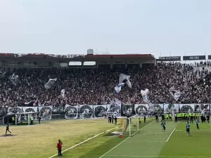 Arruda e oração de Daciolo: torcida do Vasco enche treino antes da semi