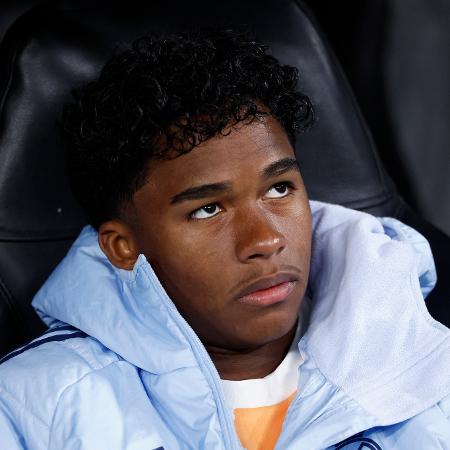 Endrick no banco de reservas durante jogo entre Real Madrid e Arsenal na Champions Endrick no banco de reservas durante jogo entre Real Madrid e Arsenal na Champions