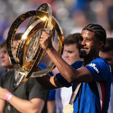 Andrey Santos ergue o troféu de campeão do mundo conquistado pelo Chelsea Andrey Santos ergue o troféu de campeão do mundo conquistado pelo Chelsea