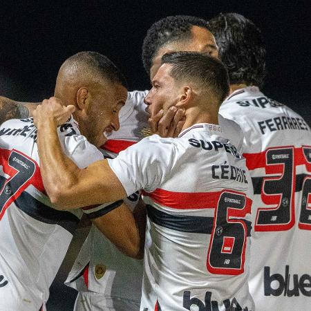 Jogadores do São Paulo celebram gol de André Silva sobre o Bragantino pelo Brasileirão Jogadores do São Paulo celebram gol de André Silva sobre o Bragantino pelo Brasileirão