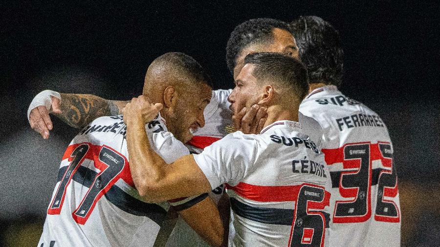 Jogadores do São Paulo celebram gol de André Silva sobre o Bragantino pelo Brasileirão Jogadores do São Paulo celebram gol de André Silva sobre o Bragantino pelo Brasileirão
