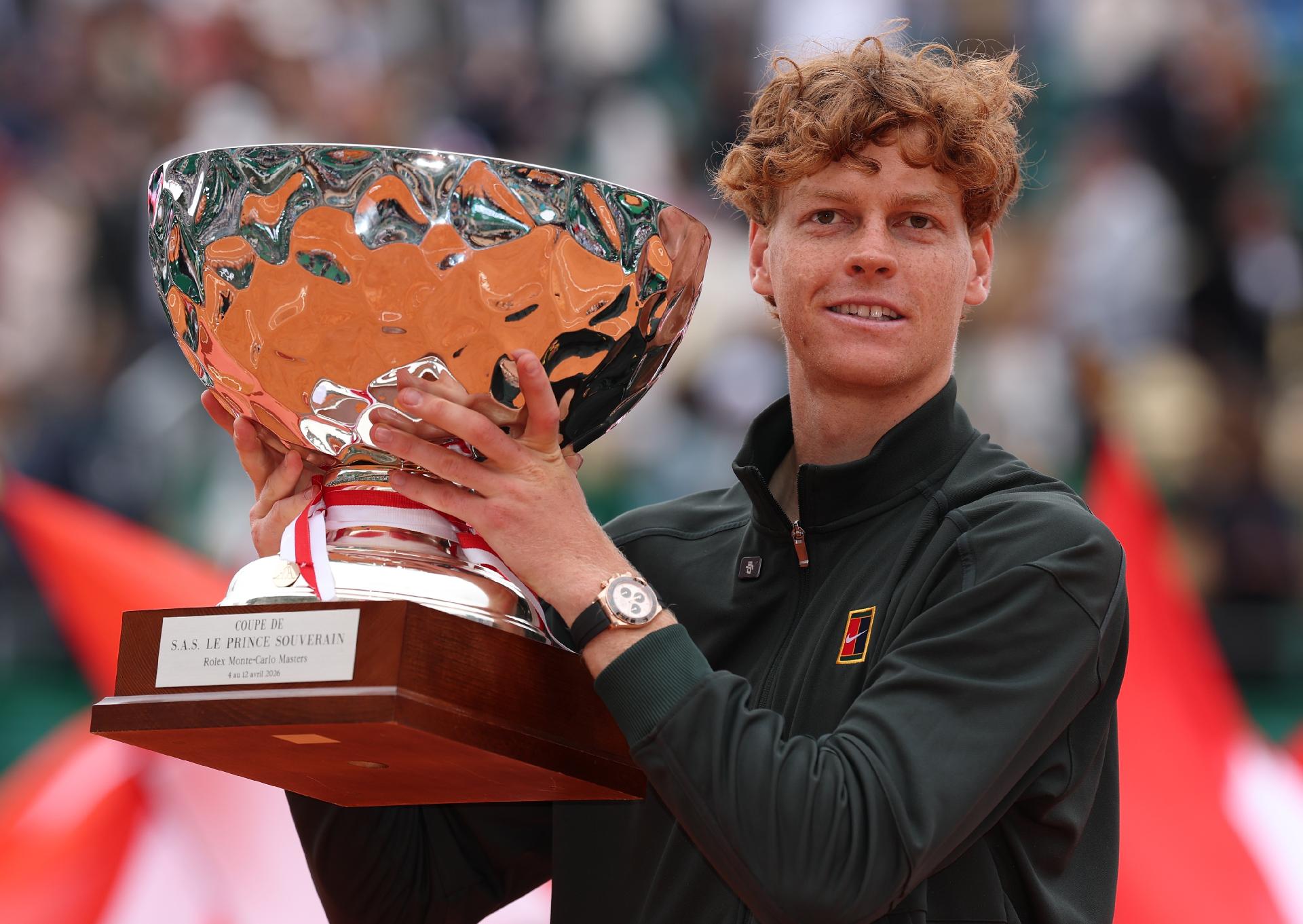 Jannik Sinner com o troféu do Masters 1000 de Monte Carlo - undefined