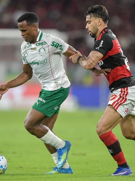 Paquetá e Arias em ação no jogo entre Flamengo e Palmeiras, no Maracanã, pelo Brasileirão