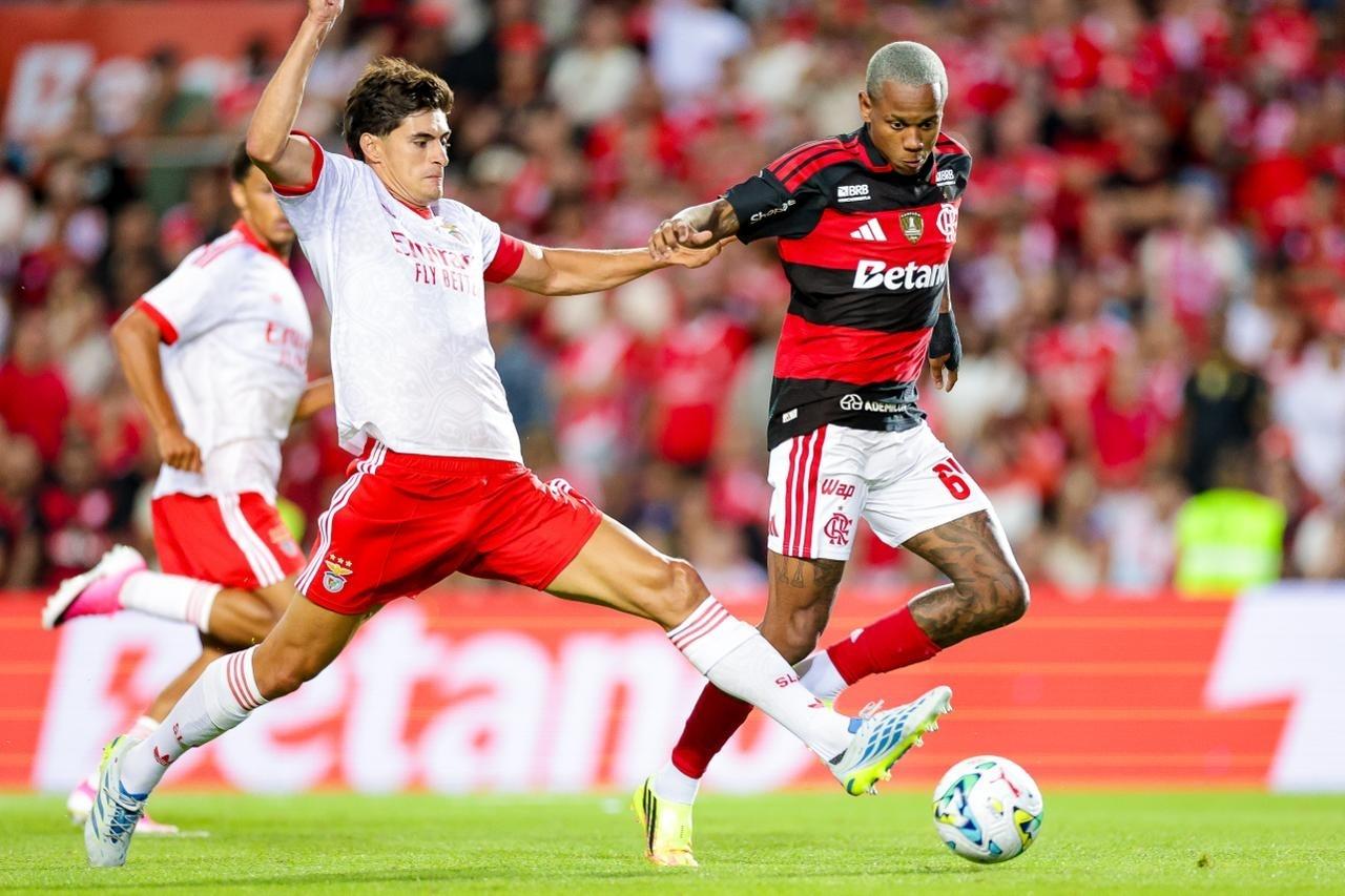 Wallace Yan marca o segundo gol do Flamengo contra o Benfica, em amistoso em Portugal - undefined