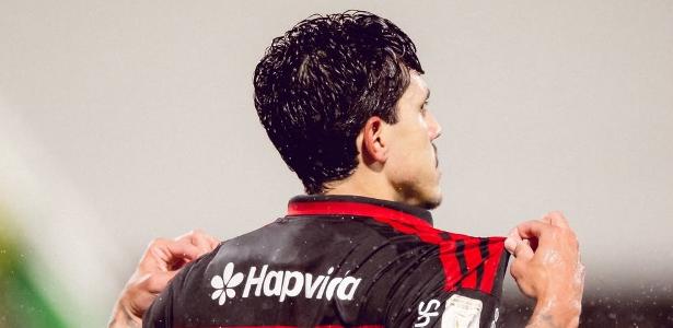 Pedro dá show, Flamengo goleia Chapecoense e não deixa Palmeiras disparar