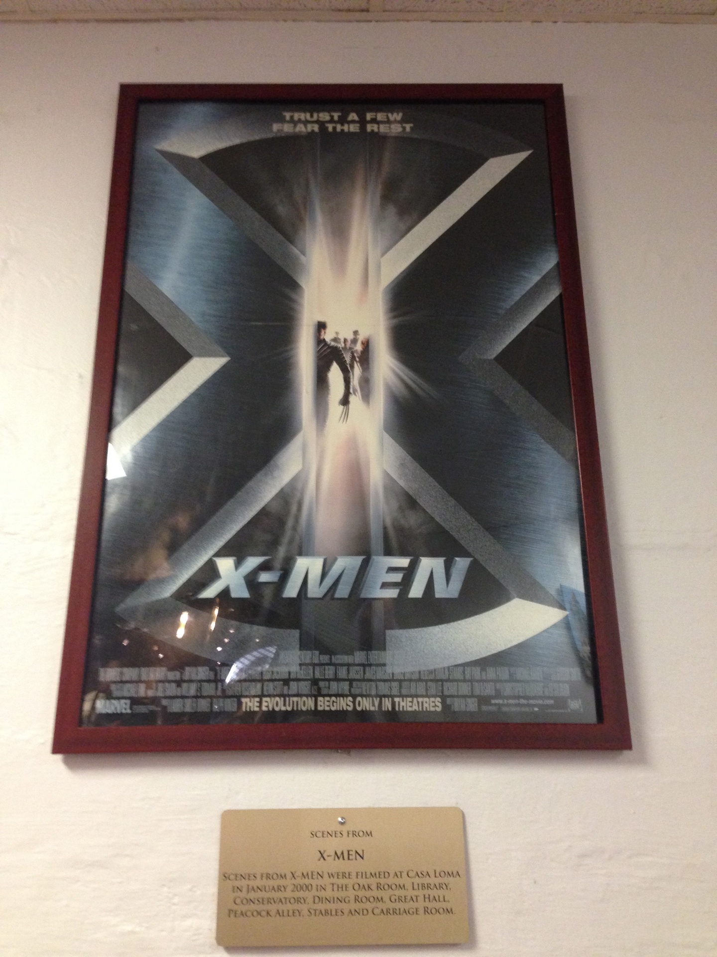 Cartaz dentro da Casa Loma com referência ao filme X-Men