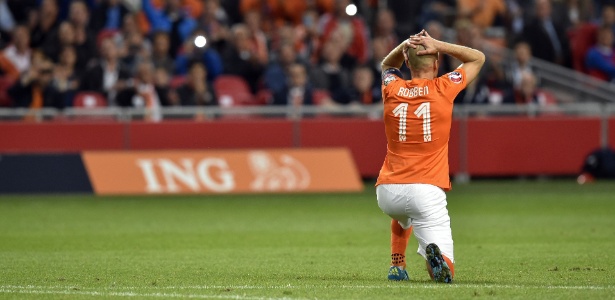 Robben lamenta durante a partida entre Holanda e Islândia - JOHN THYS/AFP